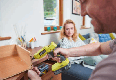 Location Pistolet a colle Ryobi 18v Ryobi à Saint-Germain-du-Puch